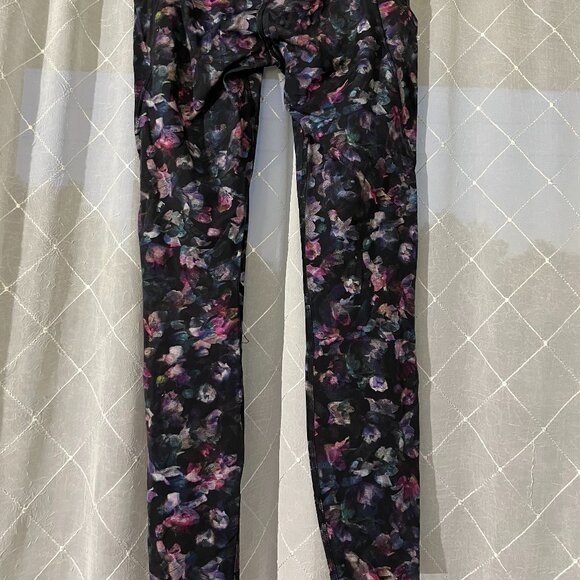 Black floral lululemon leggings size 8 - Picture 5 of 8